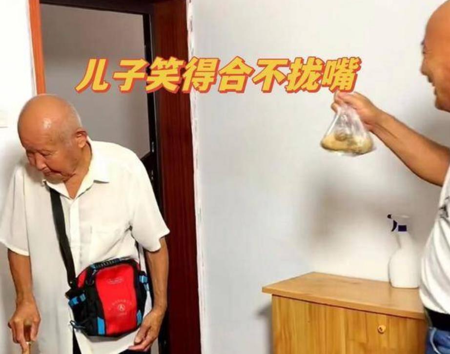 90岁父亲出门遛弯给60岁儿子买鸡腿