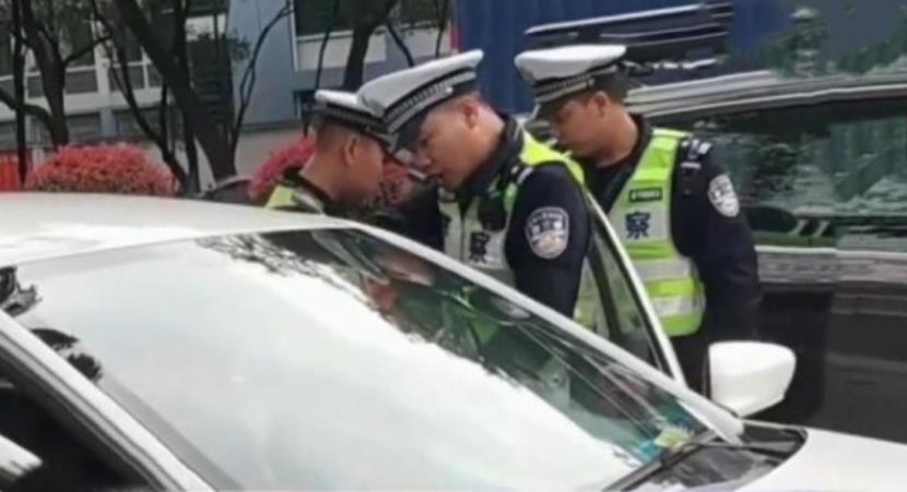 被家暴丈夫强压上车，女子路遇交警大声哭喊救命，随后一幕太给力